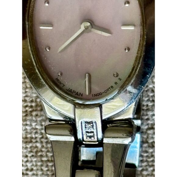 Seiko 1N00-0KG0 17mm MOP dial silver women's watch, new battery - Picture 4 of 10